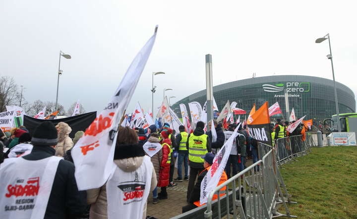 Protest związkowców z górniczej "Solidarności" przed rozpoczęciem konwencji Koalicji Obywatelskiej w PreZero Arenie w Gliwicach / autor: PAP/Michał Meissner