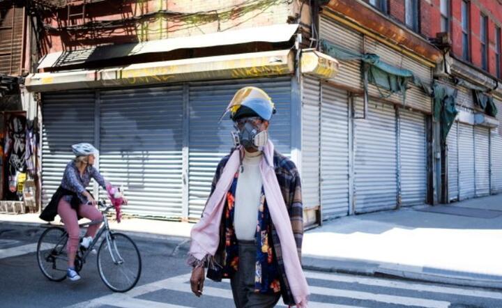 Osoba w sprzęcie ochronnym przechodzi obok zamkniętych firm w Nowym Jorku, 21. maja / autor: PAP/EPA/JUSTIN LANE