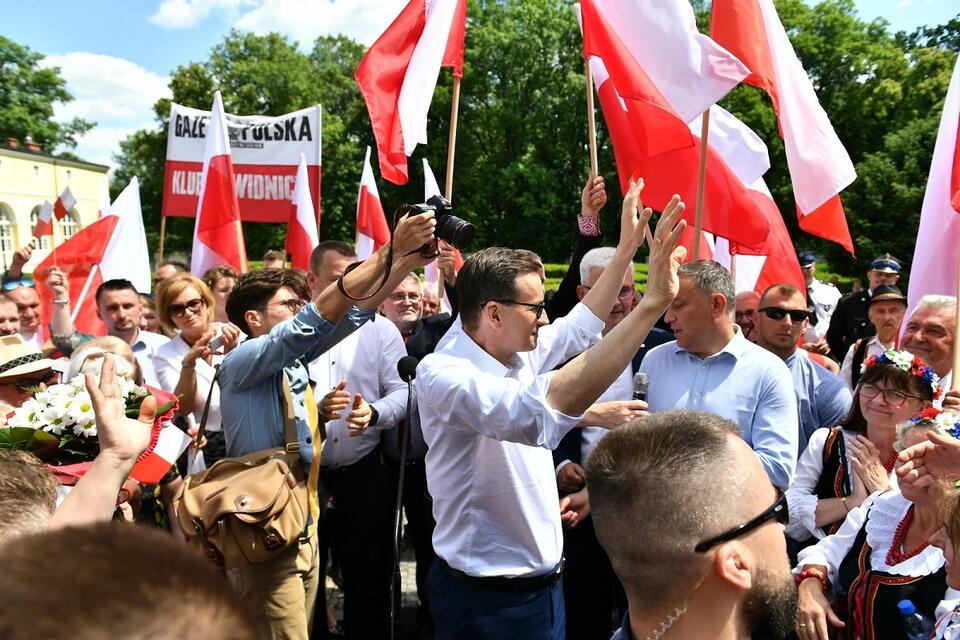 Premier Mateusz Morawiecki na spotkaniu z mieszkańcami w Henrykowie na Dolnym Śląsku / autor: PAP/Maciej Kulczyński
