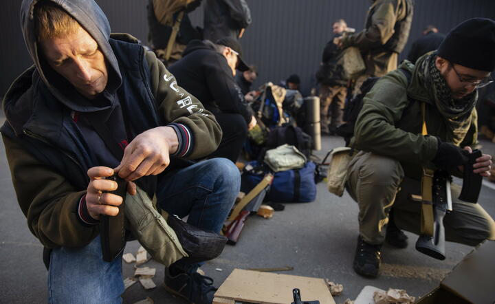Obrońcy Kijowa uzupełniają amunicję / autor: PAP/EPA
