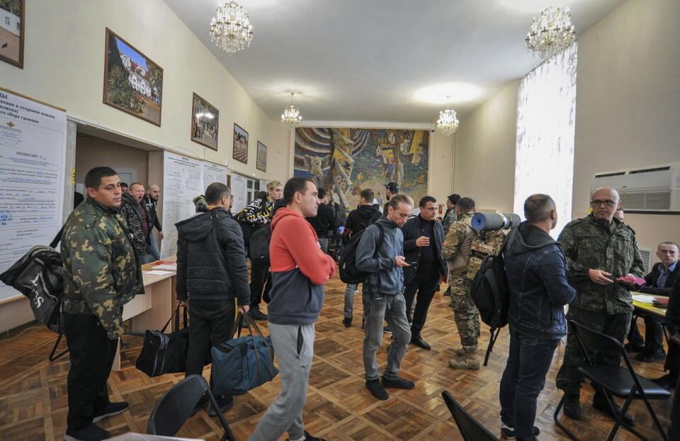 Mężczyźni zmobilizowani do wojska w Batajsku, w obwodzie rostowskim  / autor: PAP/EPA