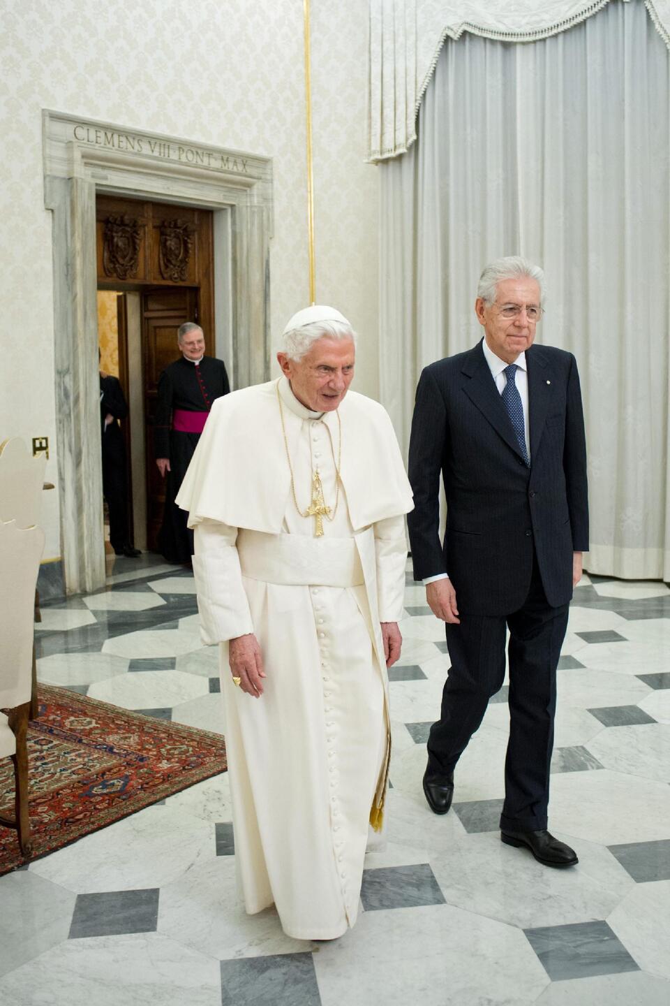 Benedykt XVI spotkał się w sobotę z premierem Włoch Mario Monti. Spotkanie miało charakter pożegnalny. Fot. PAP/EPA