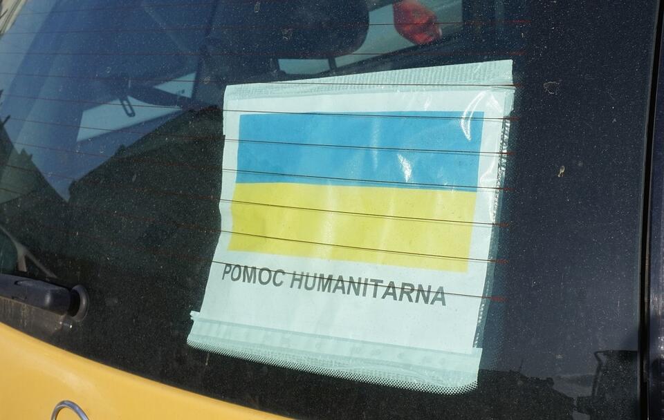 Oznaczenie samochodu wiozącego pomoc humanitarną w Przemyślu / autor: Fratria