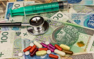 Zdjęcie ilustracyjne przedstawiające stetoskop, pieniądze, tabletki oraz strzykawkę / autor: Fratria