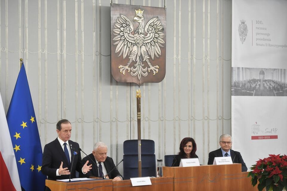 Marszałek Senatu RP Tomasz Grodzki (L), były premier Leszek Miller (2L), wicemarszałek Senatu RP Gabriela Morawska-Stanecka (2P) oraz poseł Parlamentu Europejskiego Włodzimierz Cimoszewicz (P). / autor: PAP/Radek Pietruszka