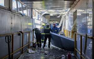 zdj. ilustracyjne - ukraińskie służby ratownicze na miejscu rosyjskiego ataku w Charkowie / autor: PAP/EPA