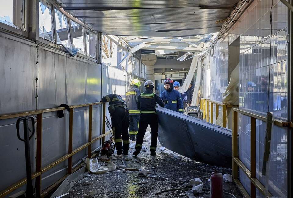 zdj. ilustracyjne - ukraińskie służby ratownicze na miejscu rosyjskiego ataku w Charkowie / autor: PAP/EPA