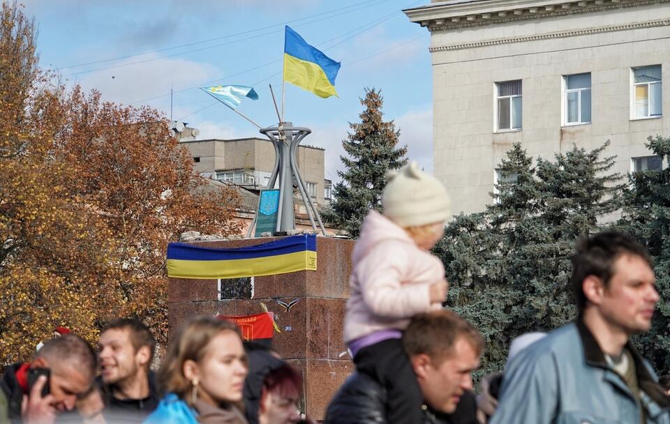 Ukraińskie flagi na Placu Wolności w Chersoniu / autor: PAP/Alena Solomonova