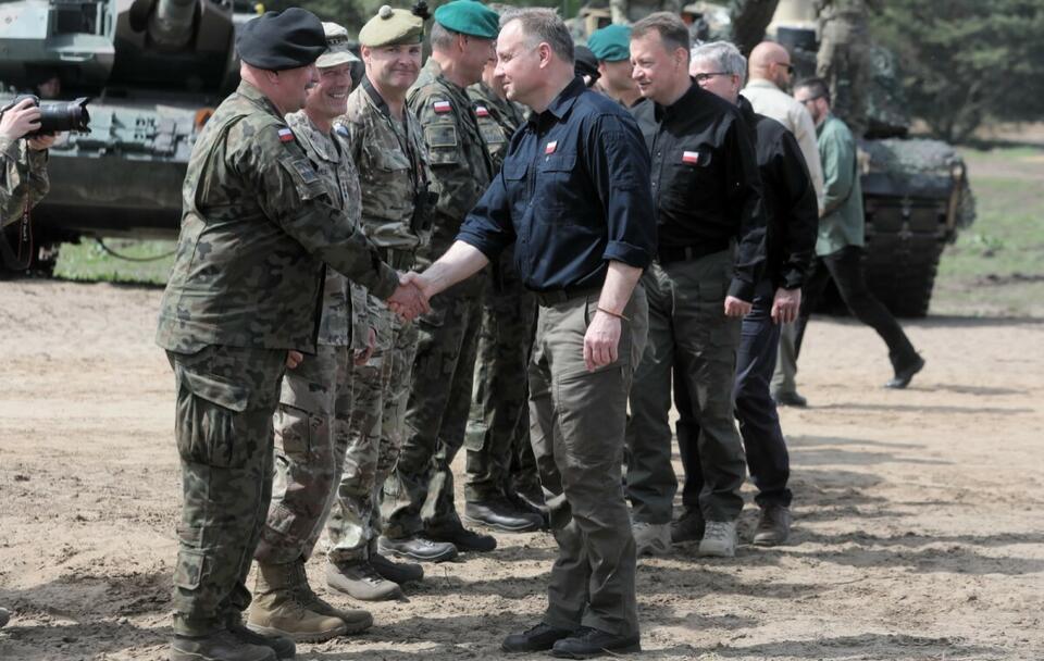 Prezydent i szef MON podczas spotkania z uczestnikami ćwiczeń Defender-Europe 22  / autor: PAP/Artur Reszko