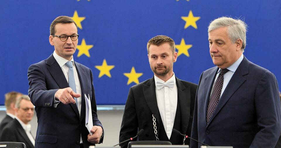  Premier Mateusz Morawiecki (3P) i przewodniczący Parlamentu Europejskiego Antonio Tajani (P) przed debatą plenarną na temat przyszłości Europy, 4 bm. w Strasburgu / autor: PAP/Radek Pietruszka