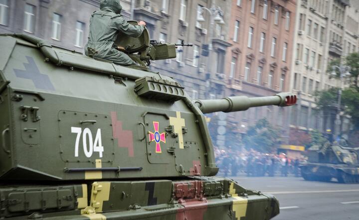 Macron: Przekażemy Ukrainie "lekkie czołgi bojowe" AMX-10 RC