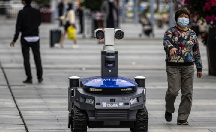 Policyjny robot śledzący ludzi na ulicy Shenzhen (Chiny) / autor: PAP/EPA/ALEX PLAVEVSKI