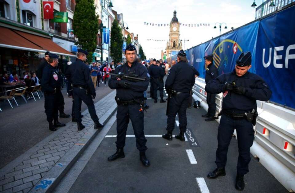 Policjanci przy strefie kibica, PAP/EPA