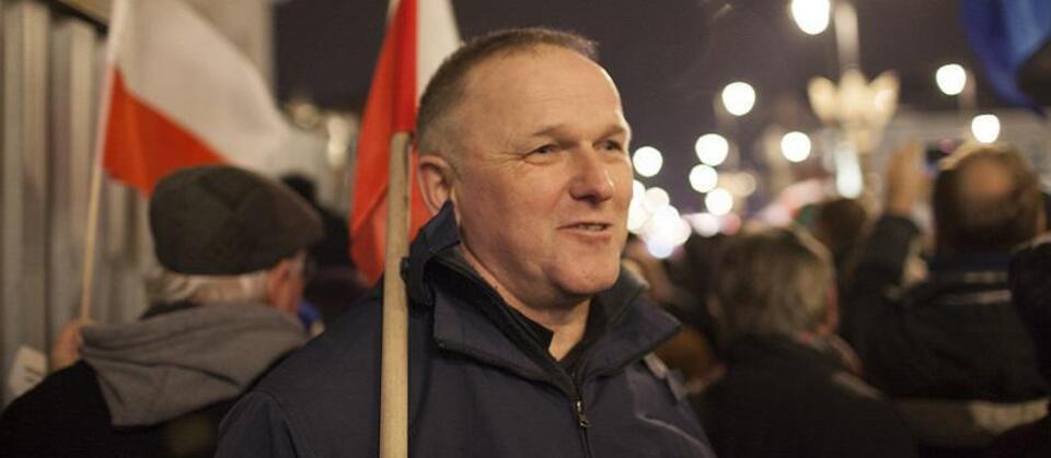 Ks. Wojciech Lemański podczas protestu przeciwko reformie sądownictwa / autor: Fratria