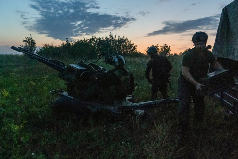 Żołnierze ukraińskiej dywizji przeciwlotniczej na stanowisku w obwodzie charkowskim. / autor: PAP/Mykola Kalyeniak