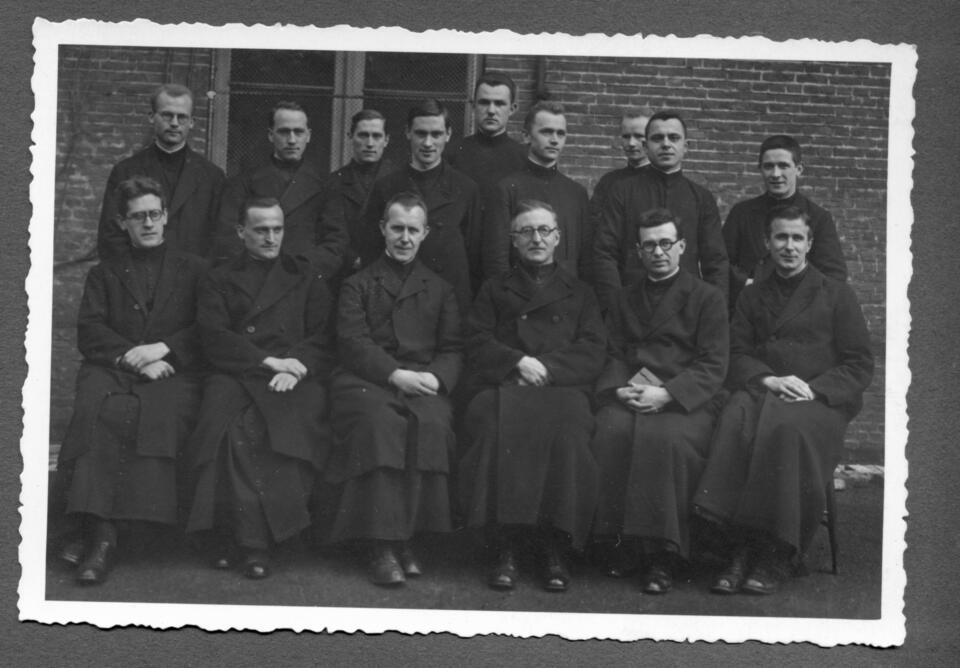 Stjepan Tomislav Poglajen (siedzi pierwszy z lewej) z braciom w Zagrzebiu.  / autor: Fot. Archiw Chorwacke prowincje jezuitów 