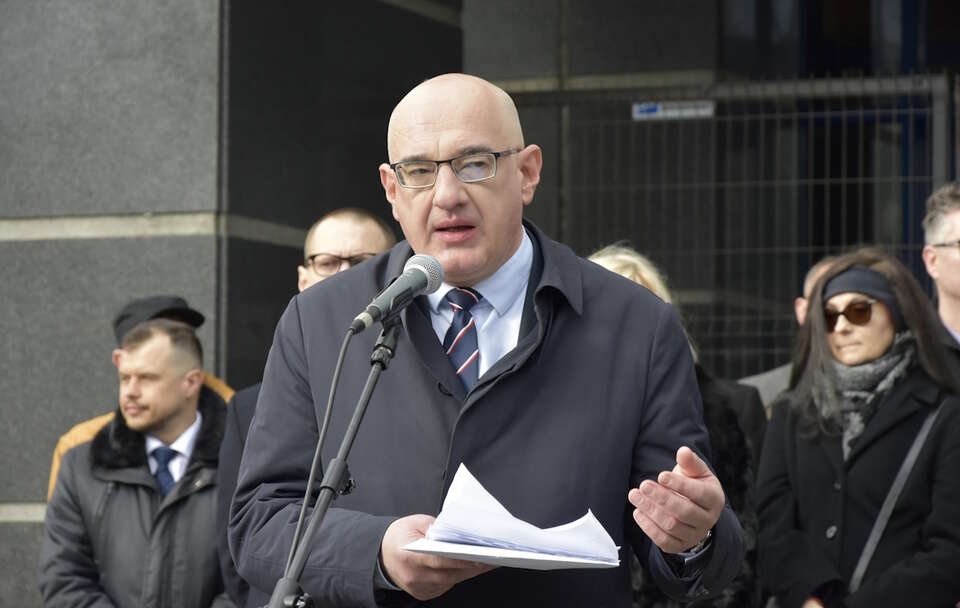 Rusza sprawa dyscyplinarna prok. Michała Ostrowskiego, którego prokuratura Żurka ściga za rozpoczęcie śledztwa ws. ustrojowego zamachu stanu.  / autor: Fratria