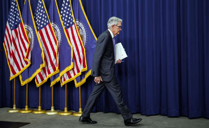 Prezes Fed Jerome Powell wychodzi po konferencji prasowej na temat decyzji o obniżce stóp w USA / autor: PAP/EPA/WILL OLIVER
