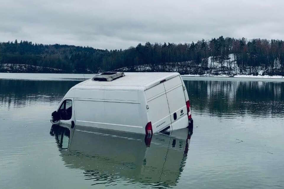 Samochód ugrzązł w wodzie / autor: Komenda Powiatowa Państwowej Straży Pożarnej w Lesku