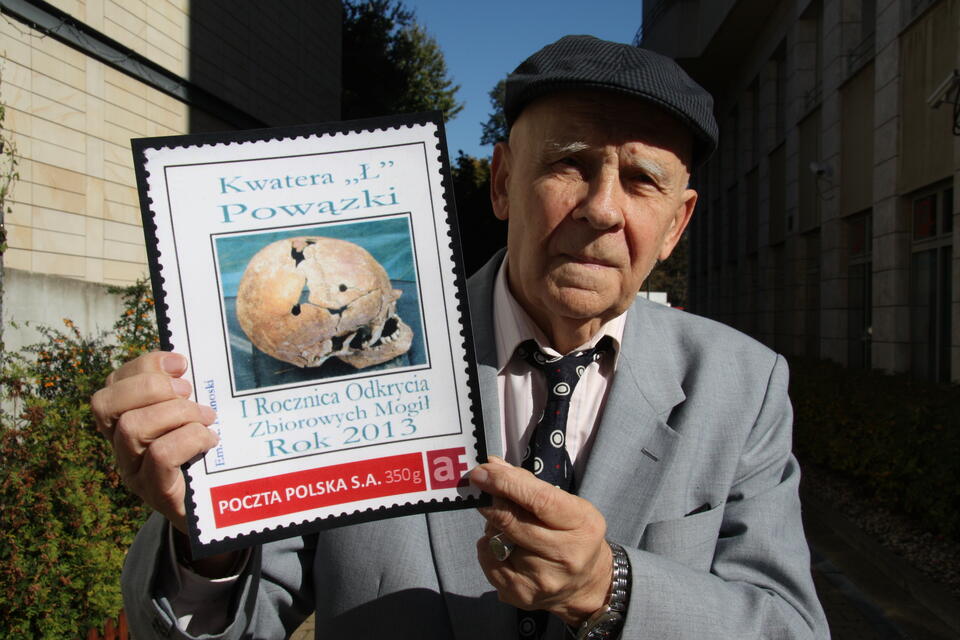 Kazimierz Iwanoski prezentuje znaczek wyemitowany z okazji I rocznicy odkrycia mogił w Kwaterze "Ł". Fot. Arkadiusz Gołębiewski 