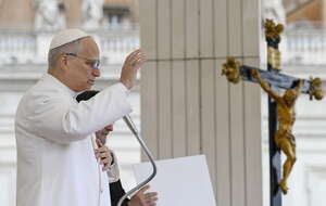 Na zdjęciu papież Leon XIV przewodzący cotygodniowej audiencji generalnej podczas Wielkiego Tygodnia na placu Świętego Piotra w Watykanie / autor: PAP/EPA
