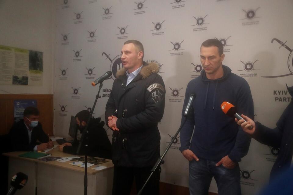 Mer Kijowa Witalij Kliczko i jego brat Władimir  / autor: PAP/EPA