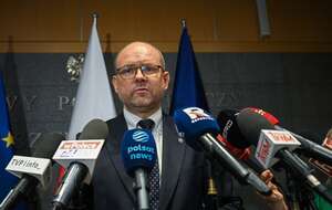 Szef Biura Polityki Międzynarodowej w KPRP Marcin Przydacz podczas briefingu prasowego na lotnisku Okęcie w Warszawie / autor: PAP/Marcin Obara