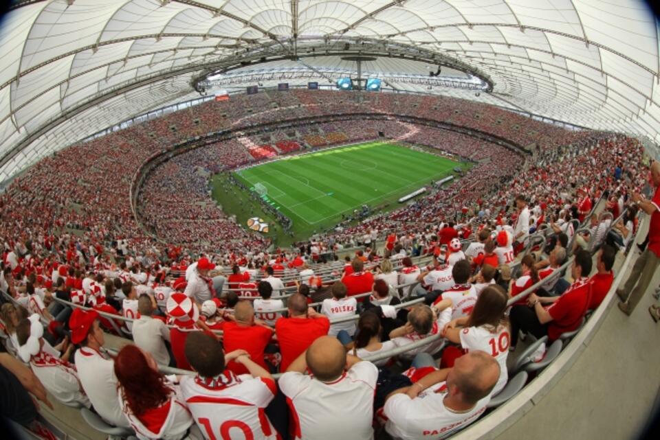 Stadion Narodowy dziś też będzie biało-czerwony. Tyle, że z rozsuniętym dachem. Fot. PAP / EPA Radek Pietruszka