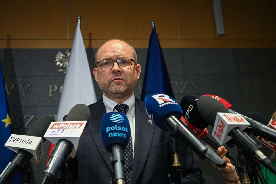 Szef Biura Polityki Międzynarodowej w KPRP Marcin Przydacz podczas briefingu prasowego na lotnisku Okęcie w Warszawie / autor: PAP/Marcin Obara