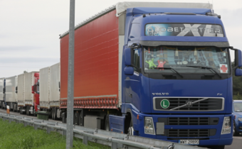 Transport z polską pomocą humanitarną czeka przed granicą