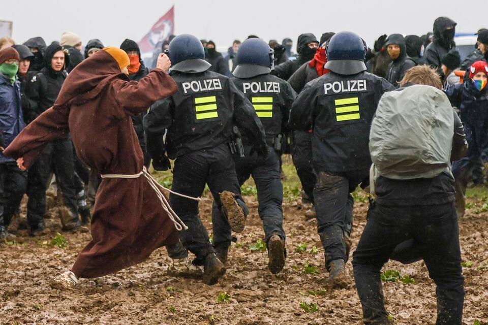 Starcia policji z aktywistami w Luetzerath. / autor: PAP/EPA
