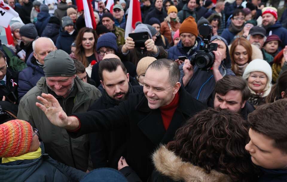 Dr Karol Nawrocki na manifestacji po hasłem "TAK dla edukacji! NIE dla deprawacji!" na pl. Zamkowym w Warszawie / autor: PAP/Leszek Szymański