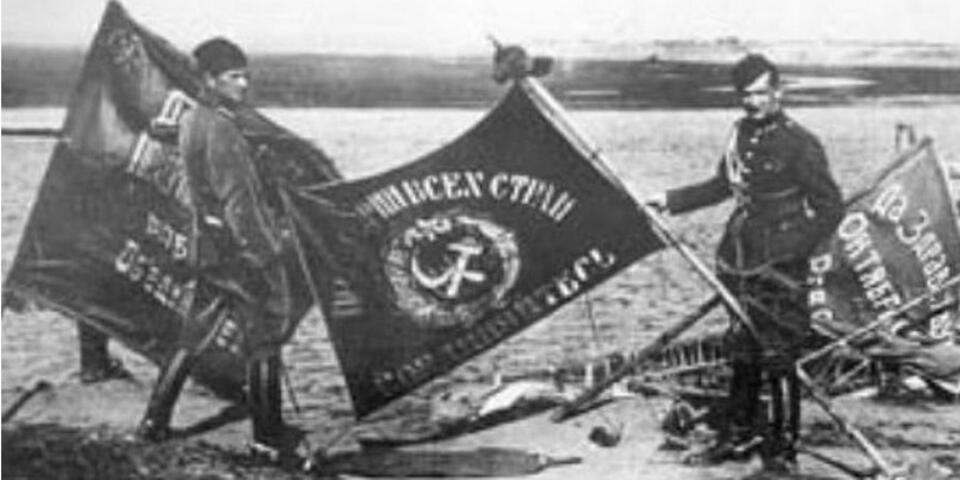 Polscy żołnierze ze zdobycznymi sztandarami bolszewickimi