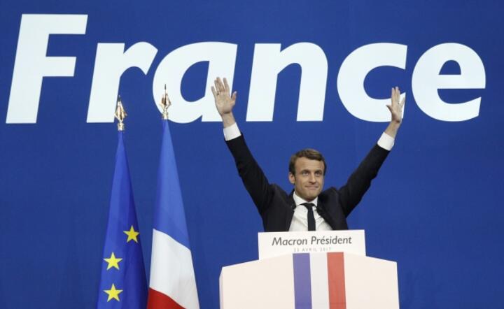 Emmanuel Macron świętuje wygraną w pierwszej rundzie wyborów we Francji, fot. PAP/EPA/YOAN VALAT 