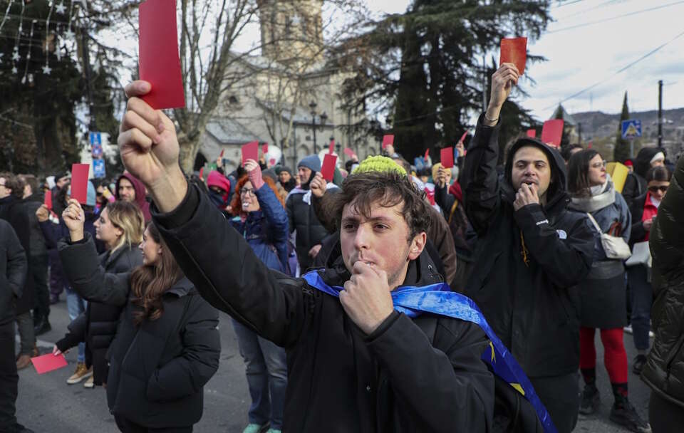 Protest w pobliżu budynku parlamentu gruzińskiego w Tbilisi, / autor: AP/EPA/DAVID MDZINARISHVILI