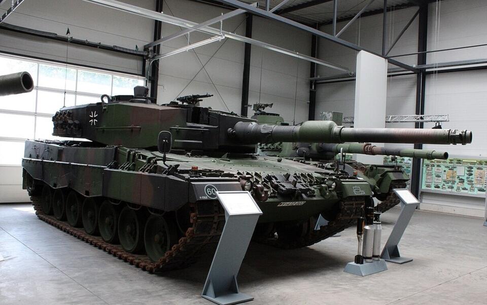 Leopard 2A4 / autor: Banznerfahrer, CC BY-SA 3.0 <https://creativecommons.org/licenses/by-sa/3.0>, via Wikimedia Commons