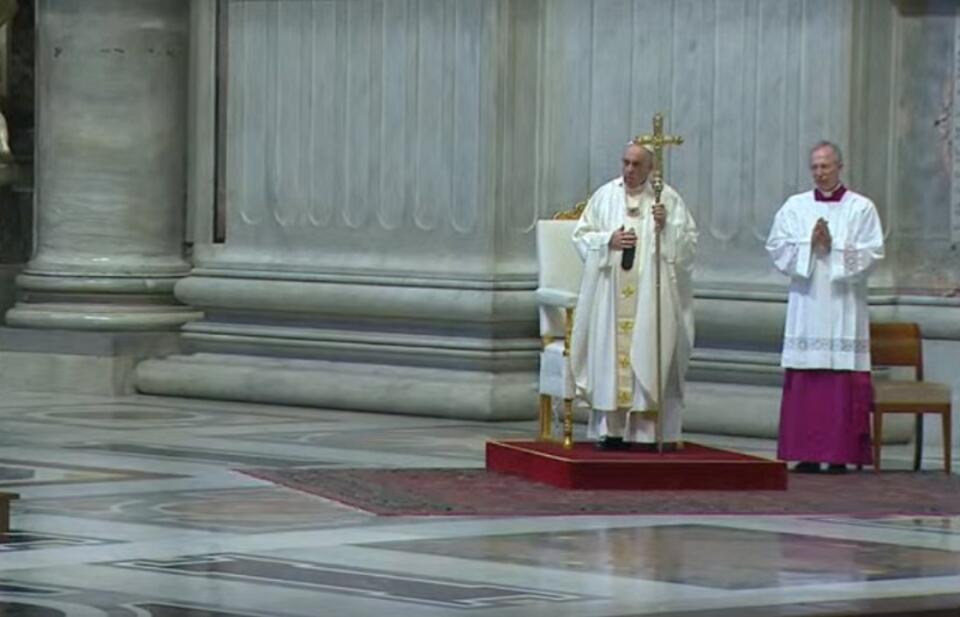 Papież Franciszek podczas Mszy Wieczerzy Pańskiej w bazylice św. Piotra / autor: YouTube/Vatican News