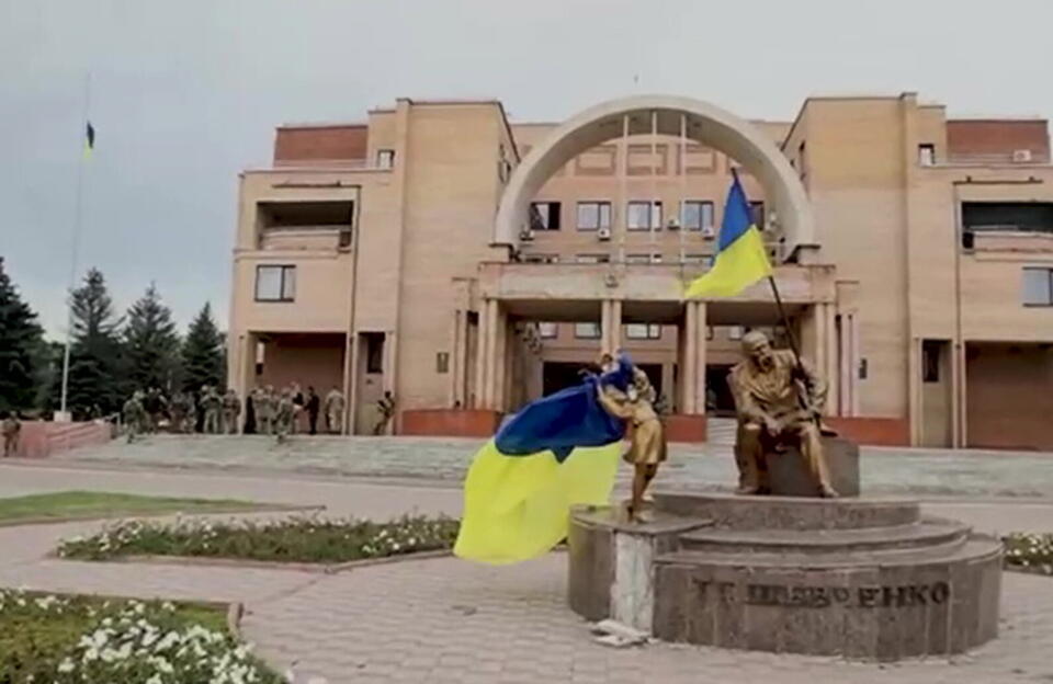 Ukraińskie flagi w miejscowości Bałaklija / autor: PAP/EPA