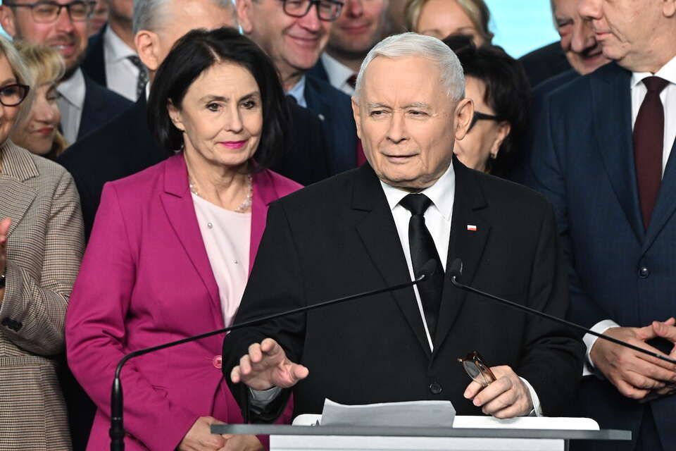 Prezes Prawa i Sprawiedliwości Jarosław Kaczyński (C) podczas konferencji prasowej w siedzibie PiS przy ul. Nowogrodzkiej w Warszawie. / autor: PAP/Radek Pietruszka