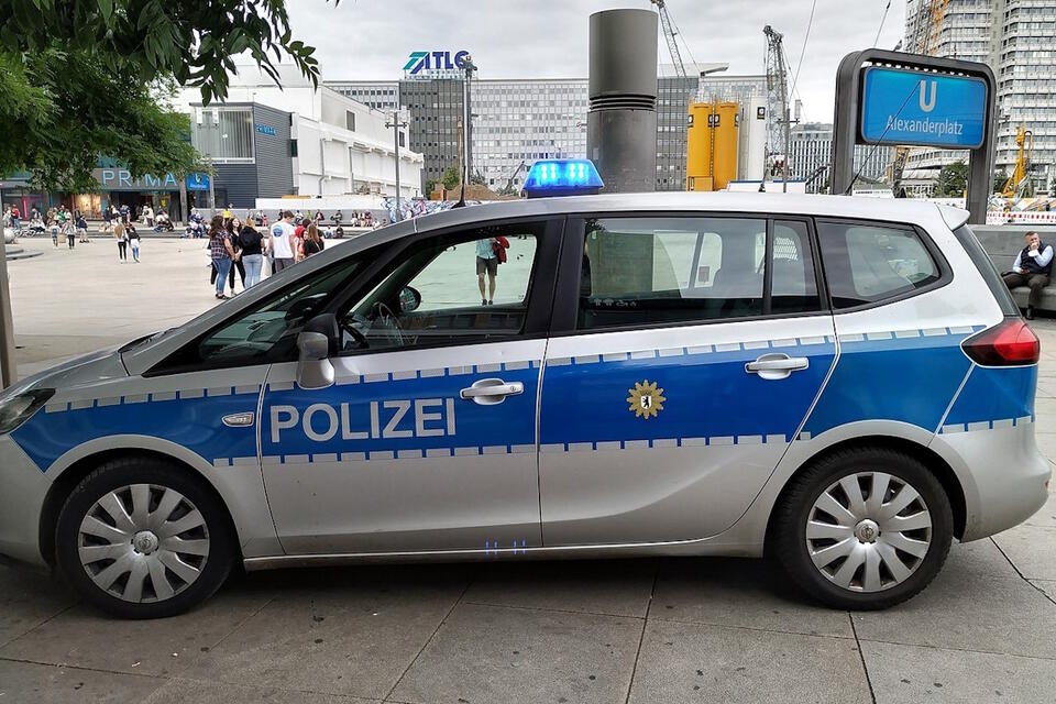 radiowóz berlińskiej policji / autor: Wikimedia Commons - Geoprofi Lars / Creative Commons Attribution-Share Alike 4.0