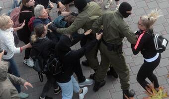 Białoruś: Milicja zatrzymuje kobiety na demonstracjach w Mińsku