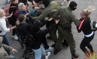 Białoruś: Milicja zatrzymuje kobiety na demonstracjach w Mińsku
