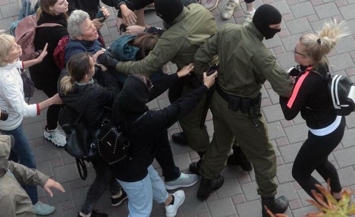 Milicja zatrzymuje kobiety podczas demostracji w Mińsku  / autor: PAP