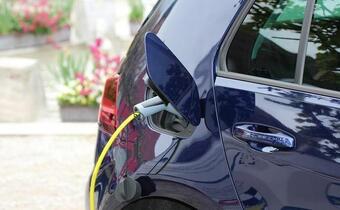 Analitycy: Od 2024 r. ceny baterii do e-aut zaczną spadać