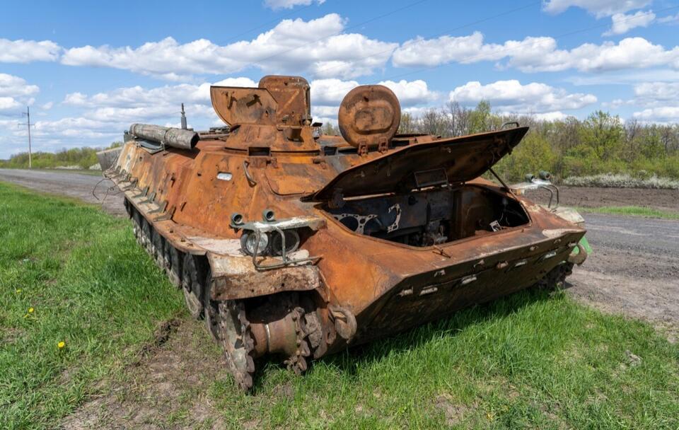 Zniszczony rosyjski czołg na drodze w obwodzie charkowskim / autor: PAP/Mykola Kalyeniak