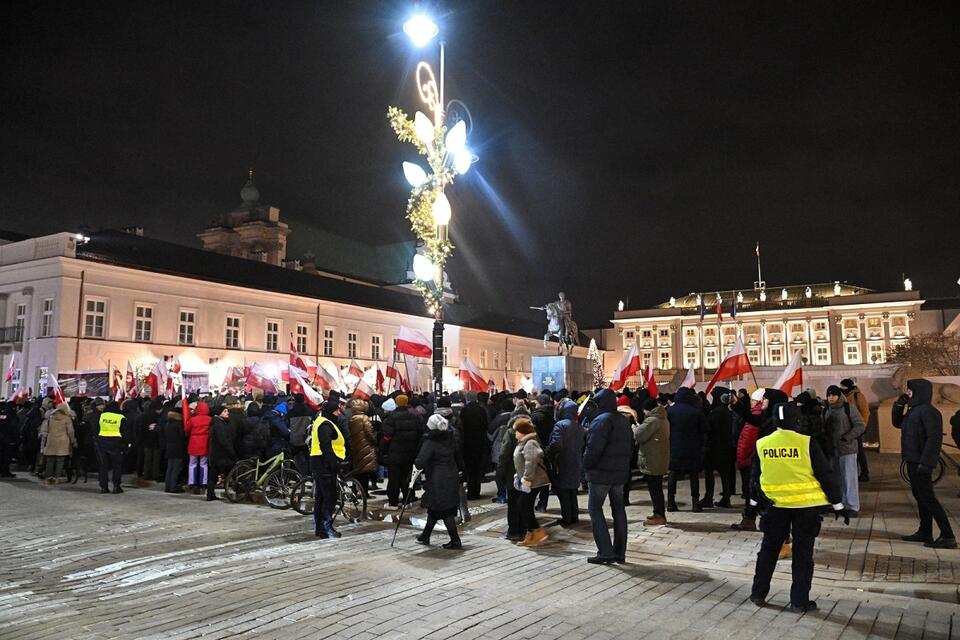 Uczestnicy protestu przed Pałacem Prezydenckim w Warszawie / autor: PAP/Radek Pietruszka