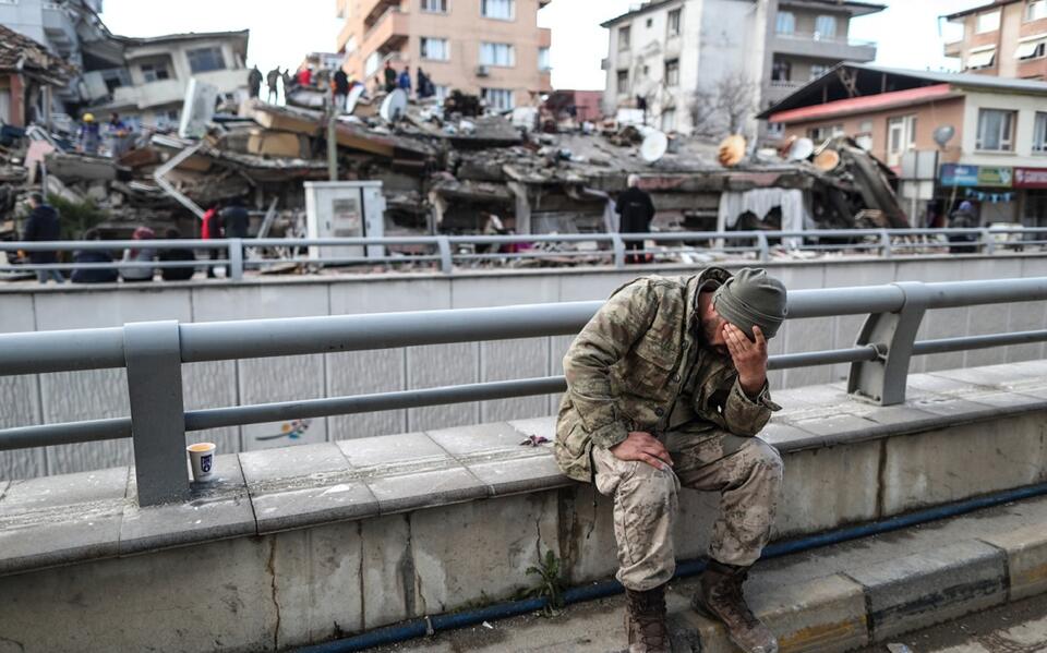 Turecki żołnierz przy ruinach budynku w Hatay / autor: PAP/EPA/ERDEM SAHIN