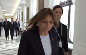 Na zdjęciu Monika Wielichowska ucieka w Sejmie przed pytaniami redaktora Rafała Jarząbka o aferę pedofilską w Kłodzku / autor: Telewizja wPolsce24