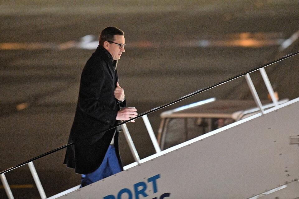 Premier Mateusz Morawiecki przed wylotem do Estonii 21.11.2021 / autor: PAP/Radek Pietruszka
