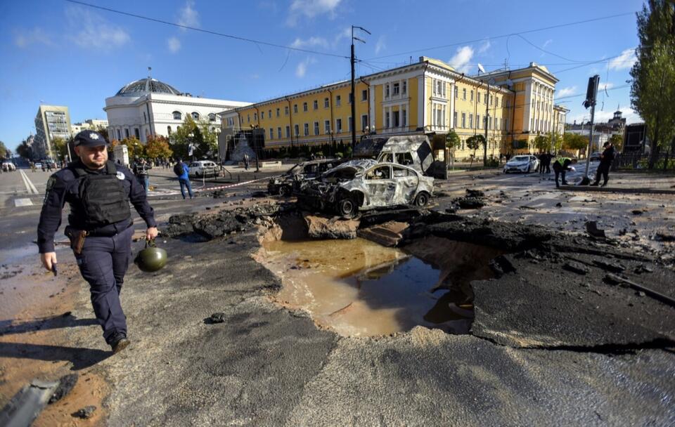 Zniszczenia po rosyjskim ostrzale rakietowym w Kijowie  / autor: PAP/EPA/OLEG PETRASYUK